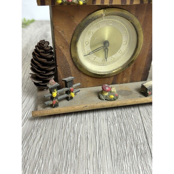 Vintage Wooden Bavarian Lodge Cabin Clock - Clock Works But House Needs TLC - Picture 6 of 12